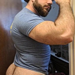 Photo by BubbleButtSir with the username @BubbleButtSir, who is a verified user,  December 13, 2022 at 10:19 AM. The post is about the topic Muscle Sub Bears