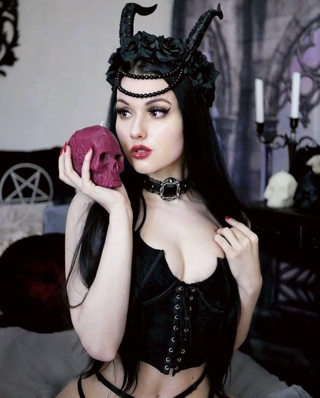 Photo by Lucifer's Lust with the username @LucifersLust,  May 8, 2022 at 9:02 AM. The post is about the topic Goth Girls
