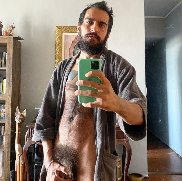 Photo by hovior with the username @hovior,  January 5, 2022 at 3:22 PM. The post is about the topic Men pubes and the text says 'srtoniogro @ Twitter'