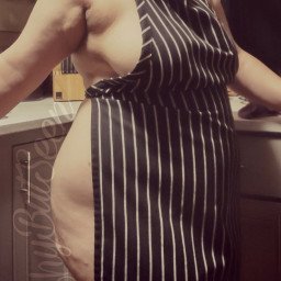 Photo by Shybutseen with the username @Shybutseen, who is a star user,  September 8, 2021 at 8:04 PM. The post is about the topic Apron Love and the text says 'dont forget to kiss the cook! 😘'
