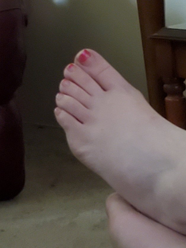 Photo by MWM4FrendWthBenefits with the username @MWM4FrendWthBenefits,  August 5, 2021 at 11:46 PM and the text says 'My wife's sexy foot ?'