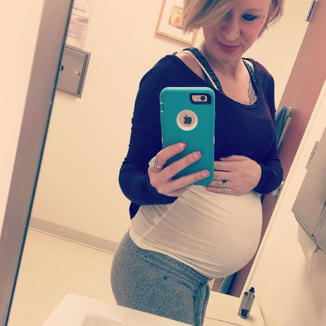 Photo by Pregogingerbi with the username @Pregogingerbi,  January 9, 2017 at 12:53 AM and the text says 'amberlyndsey:

#31weeks #31weekspregnant #31weeks5days #31weeks5dayspregnant #thirdtrimester #almostthere #8weekstogo #cantwait #mybabygirl #lovelovelove'