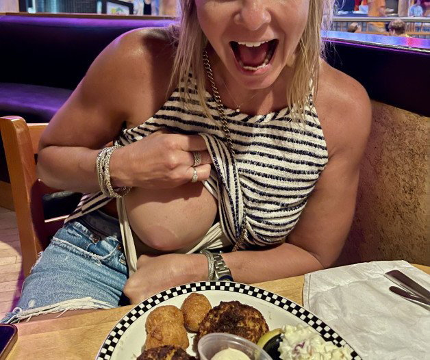 Photo by Sexylas with the username @Sexylas,  July 1, 2022 at 11:09 AM. The post is about the topic Tits out in fast food joints
