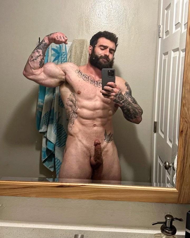 Photo by Ultra-Masculine-XXX with the username @Ultra-Masculine-XXX,  April 29, 2023 at 11:14 AM. The post is about the topic Gay Muscle and the text says 'Daddy Shreddz #DaddyShreddz #muscle #hunk #beard'