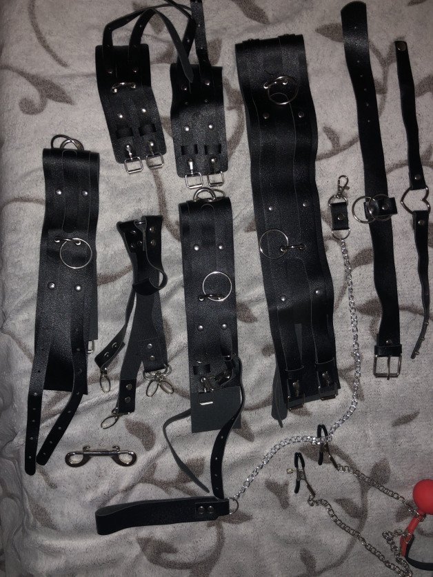 Photo by Lola's Kinks with the username @lolaskinks, who is a verified user,  November 1, 2021 at 1:01 PM. The post is about the topic Amateurs and the text says 'Thats my Toys and Leather collection, let me know how you would put them to good use on me😋😏'