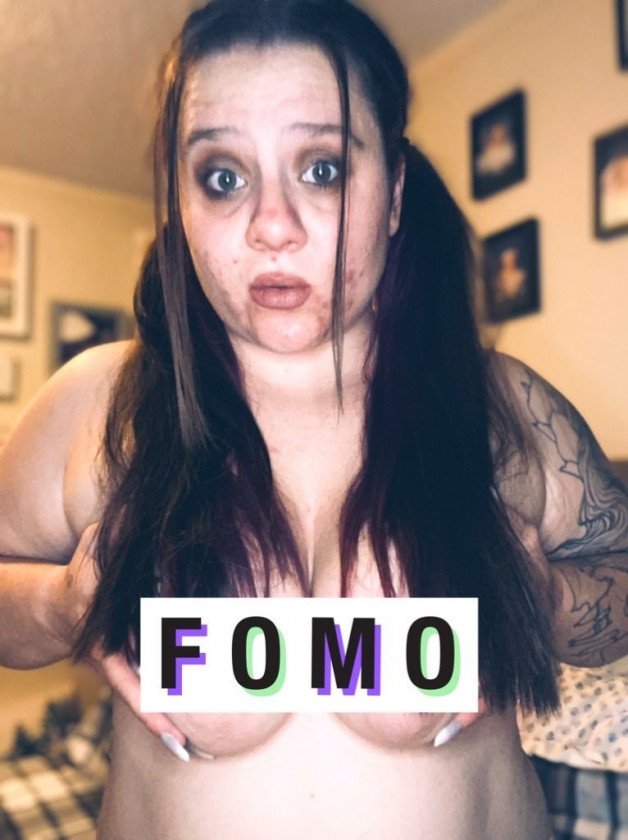 Photo by winterecstasy with the username @winterecstasy, who is a star user,  September 5, 2021 at 4:27 PM. The post is about the topic Amateurs and the text says 'Don'y get FOMO, follow fhe links in my bio to see me bare it all'