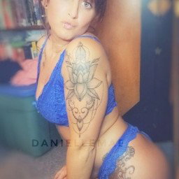 Shared Photo by Daniellemae2122 with the username @Daniellemae2122, who is a star user,  October 18, 2021 at 2:55 PM and the text says 'Schöne Augen und Tatoos'