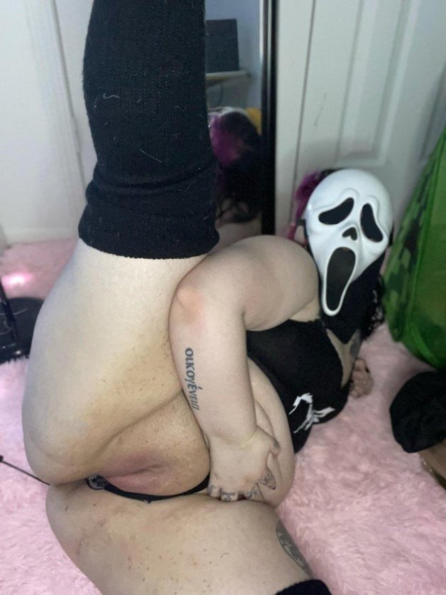 Photo by naughtysquirrel010 with the username @naughtysquirrel010,  September 29, 2021 at 11:19 PM. The post is about the topic BBW and Chubby and the text says 'My scream Fandom and hers are not the same'