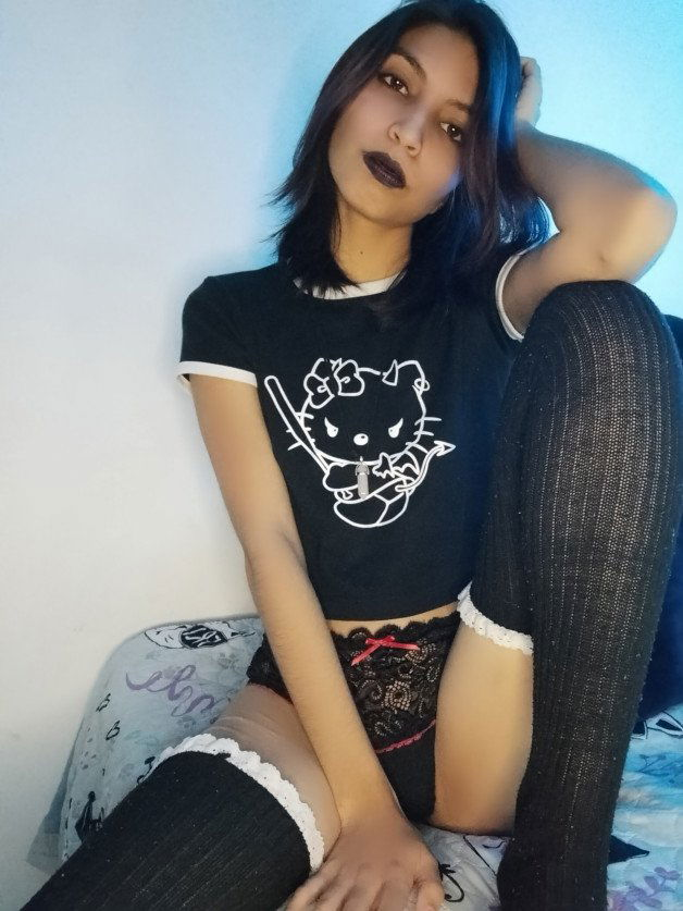 Photo by Cutie Sky with the username @batmansky1999, who is a star user,  November 23, 2022 at 5:50 AM. The post is about the topic Goth Girls and the text says 'I'm live right now! ?

live.manyvids.com/CutieSky'