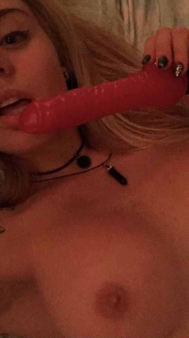 Photo by Emmasmith96 with the username @Emmasmith96,  October 3, 2021 at 8:24 PM. The post is about the topic blowjob and the text says 'kik me: emma_smith964'