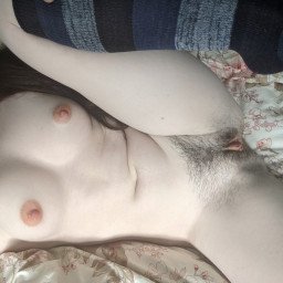 Shared Photo by polkj10 with the username @polkj10,  April 1, 2024 at 8:02 AM. The post is about the topic Chatte naturelle and the text says '#HairyPussy'