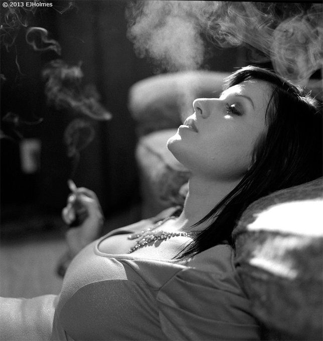 Photo by Smokefemme with the username @Smokefemme,  July 10, 2022 at 8:55 PM. The post is about the topic Smoking women