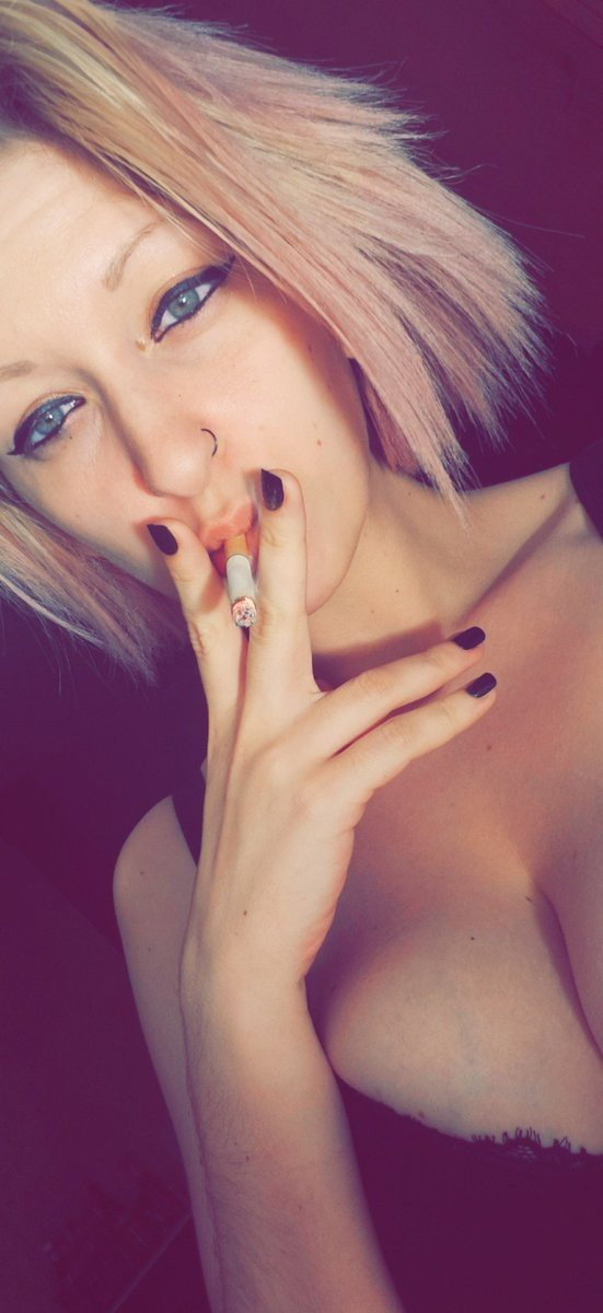 Photo by Smokefemme with the username @Smokefemme,  October 13, 2022 at 9:59 AM. The post is about the topic LOVE WOMEN SMOKING