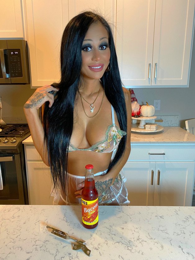 Album by Willowlansky with the username @lanskywillow, who is a star user,  November 8, 2021 at 1:53 PM and the text says 'nude food review up now ! www.willowlansky.com #willowlansky #willow #pornstar #foodie #review #nude #lingerie #famous'