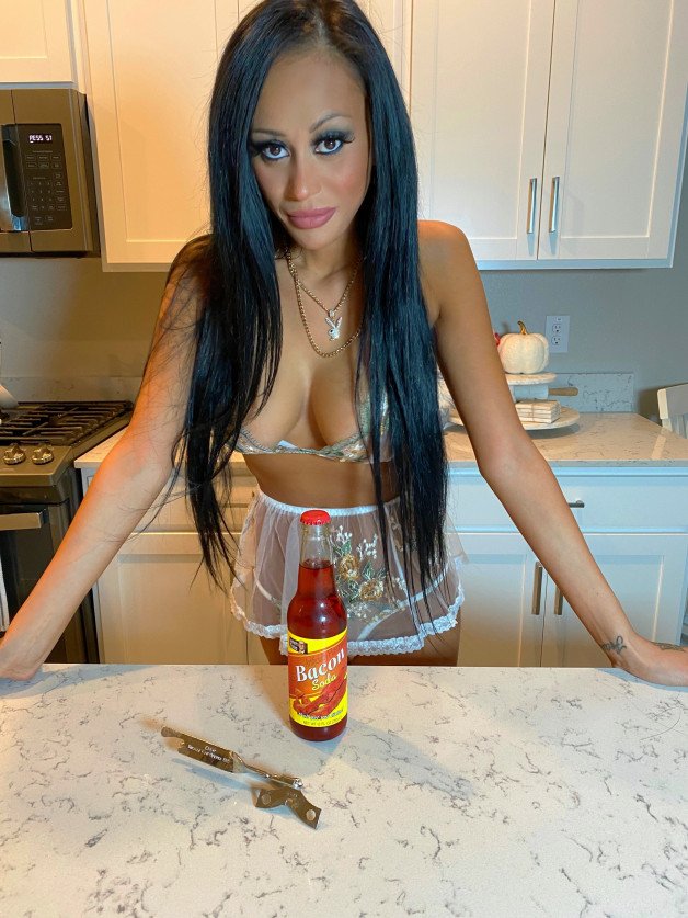 Album by Willowlansky with the username @lanskywillow, who is a star user,  November 8, 2021 at 1:53 PM and the text says 'nude food review up now ! www.willowlansky.com #willowlansky #willow #pornstar #foodie #review #nude #lingerie #famous'