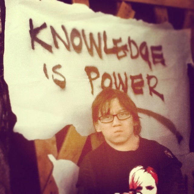 Photo by LilMissMorpho with the username @LilMissMorpho,  May 25, 2014 at 2:06 PM and the text says '#DawnofThePlanetofTheApes #KnowledgeisPower #armageddonexpo #dawnoftheplanetoftheapes  #armageddonexpo  #knowledgeispower'