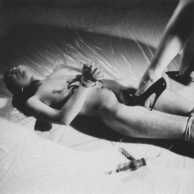 Photo by The Art in Anatomy with the username @theartinanatomy,  September 14, 2017 at 8:02 PM and the text says 'soie–noire:
Nobuyoshi Araki'