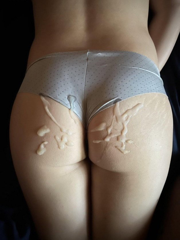 Photo by pojustoclu with the username @pojustoclu,  June 10, 2024 at 1:15 PM. The post is about the topic Ass and the text says 'Okay, this is a Rorschach test. Tell me what do you see there?'