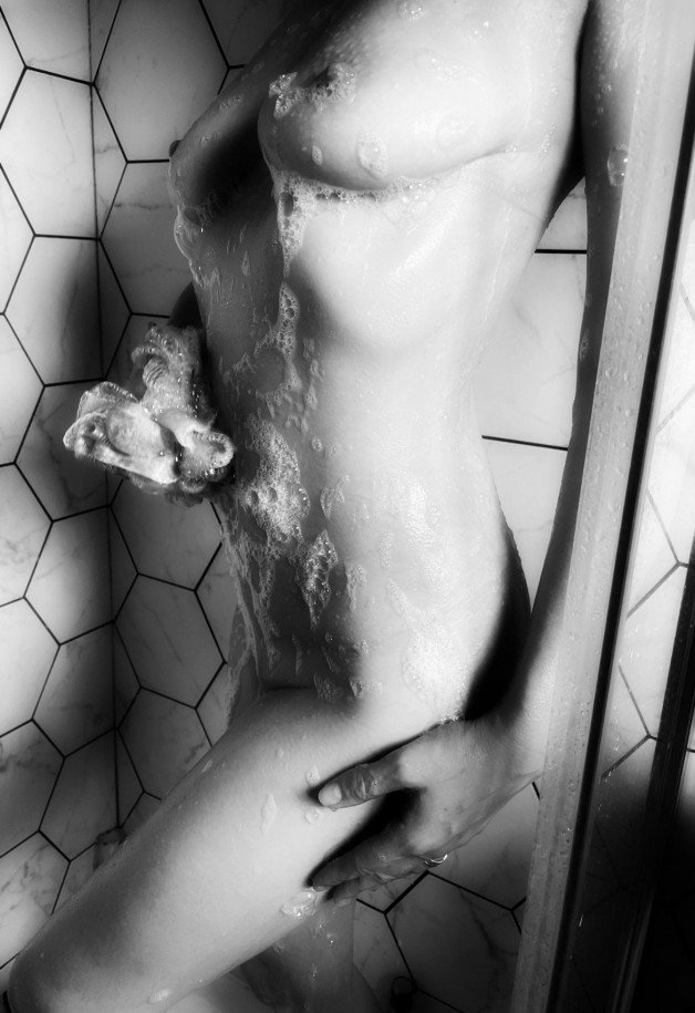 Photo by Roxysensual with the username @Roxysensual,  November 11, 2021 at 4:16 PM. The post is about the topic Showering