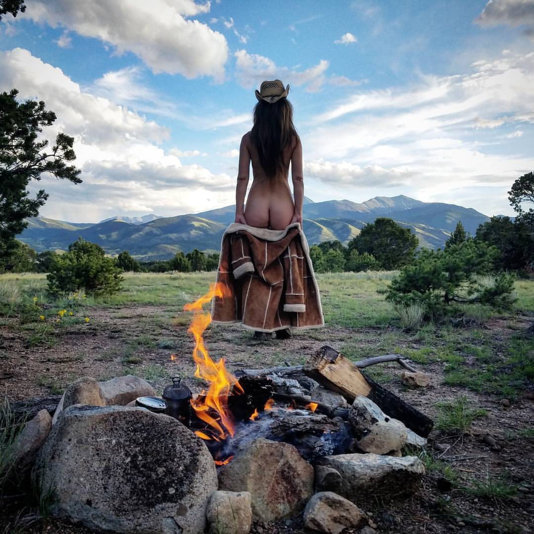 Photo by wiegeilistdasdenn with the username @wiegeilistdasdenn,  August 20, 2017 at 4:37 PM and the text says 'wonderhussy:

There’s nothing like a campfire in the beautiful Rocky Mountains 
.
#rockymountains #rockies #nudist #naturist #freehiking #nude #naked #mtnbabes #babeswhowander #sunsoutbunsout #camping #ass #butt #buttcleavagefordays #buttcrack..'