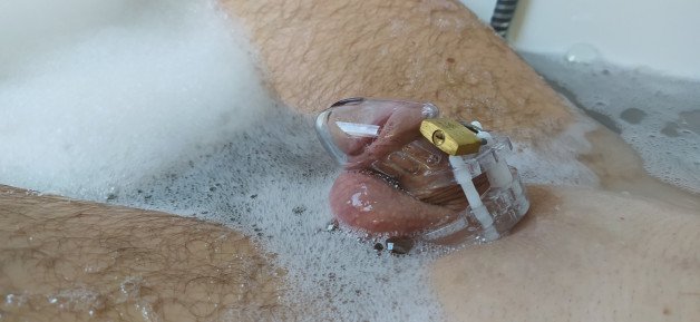 Photo by Cucki75 with the username @Cucki75,  April 9, 2022 at 9:20 PM. The post is about the topic Male Chastity and the text says 'Käfig in der Badewanne'