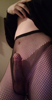 Photo by ny_914 with the username @wphighlands,  December 3, 2018 at 11:49 AM and the text says 'no-apollon:

goth bitch in fishnets support me here  https://ko-fi.com/noapollonn'