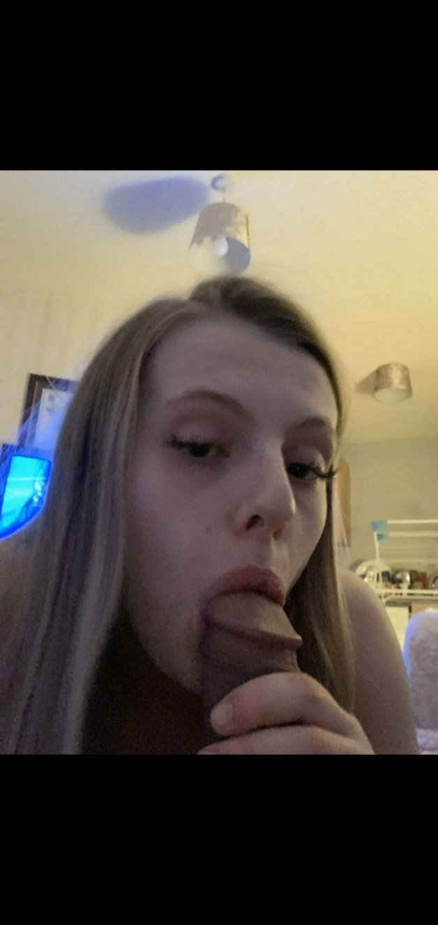 Photo by Wronghubby with the username @Wronghubby,  March 31, 2022 at 9:59 PM. The post is about the topic blowjob and the text says 'Ella likes showing off her blowjob skills'