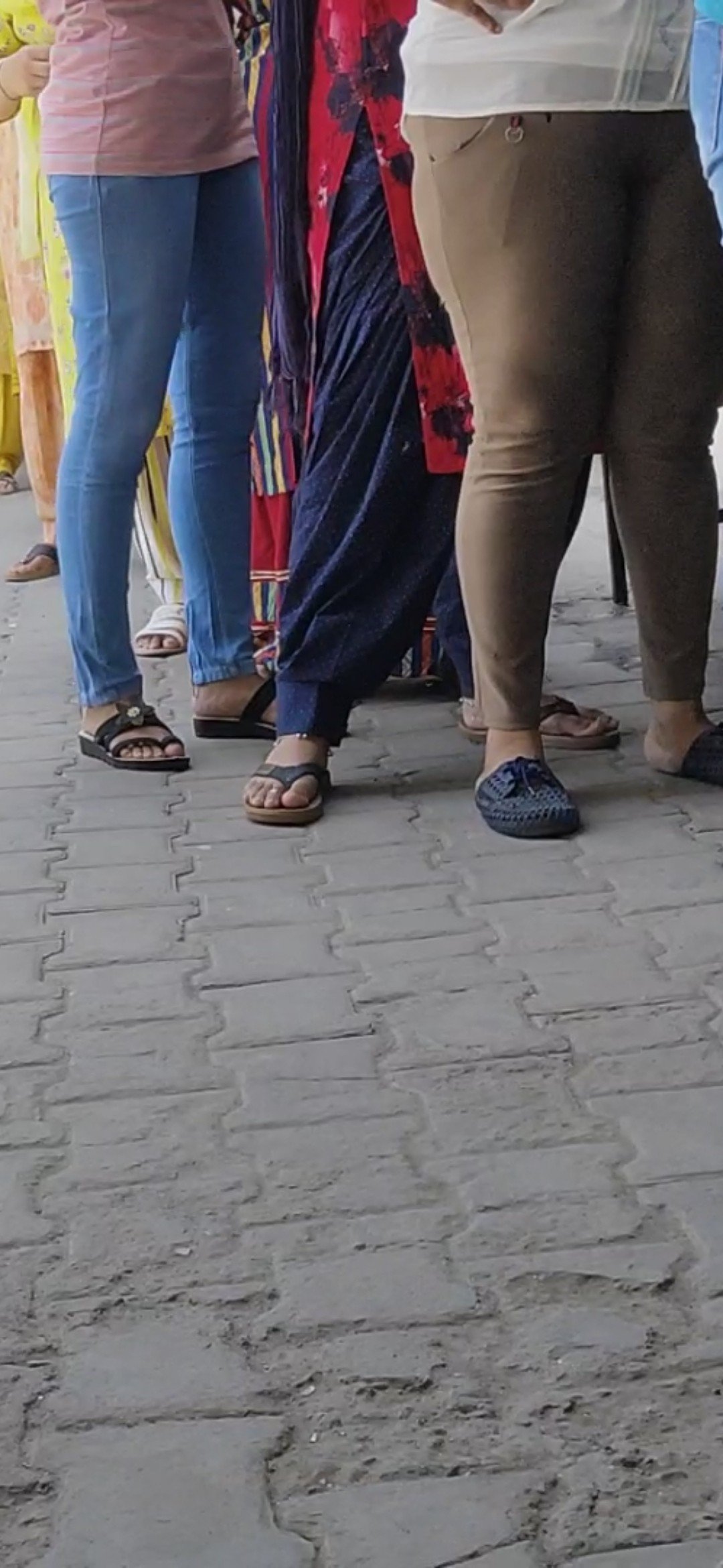 Photo by Rimu Gupta with the username @rimuneelgupta,  January 9, 2022 at 3:24 PM. The post is about the topic voyeurism and the text says 'Hot chubby teen with tight leggings flashing cameltoe in public showing her soft pussy lips'