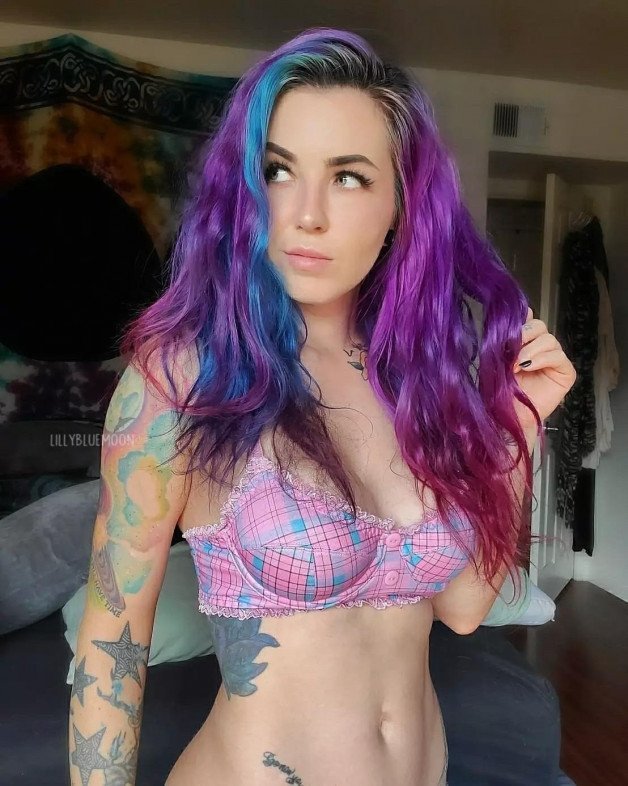 Photo by Sexy Scrapbook with the username @sexyscrapbook, posted on April 8, 2022. The post is about the topic Girls with Neon Hair