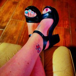 Photo by KhloeForm with the username @KhloeForm, who is a star user,  March 10, 2022 at 1:39 AM. The post is about the topic Sexy Feet and the text says '😊😇🥰'