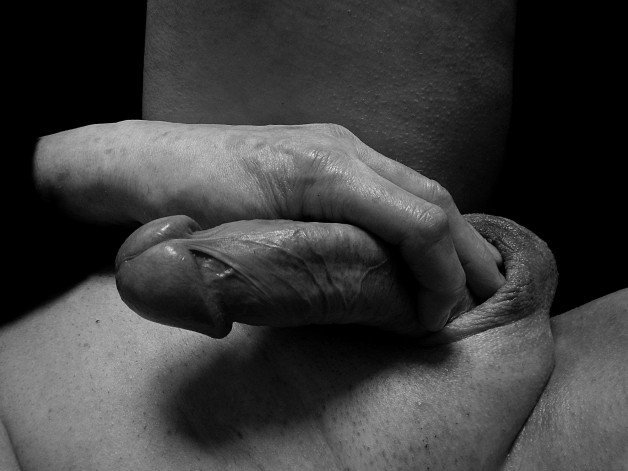 Photo by Aspisnero with the username @albertonero,  December 10, 2022 at 5:27 AM. The post is about the topic Masturbation and the text says '#nudeart #phallus #malenude #nudephotography #blackandwhite #selfportrait #masturbation'