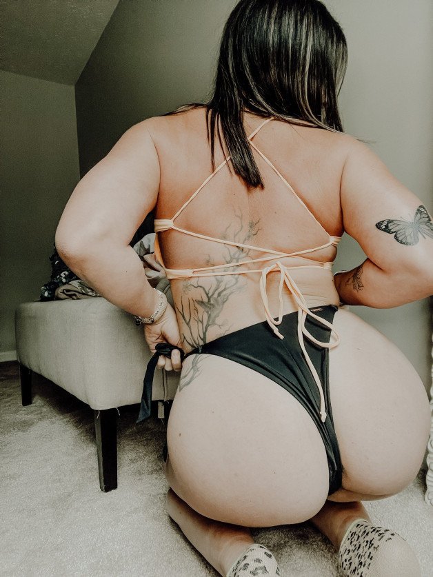 Photo by FitHotwife with the username @FitHotwife, who is a verified user,  April 4, 2022 at 8:32 PM. The post is about the topic MMF shared wife and the text says 'getting ready for summer, who wants to join?'