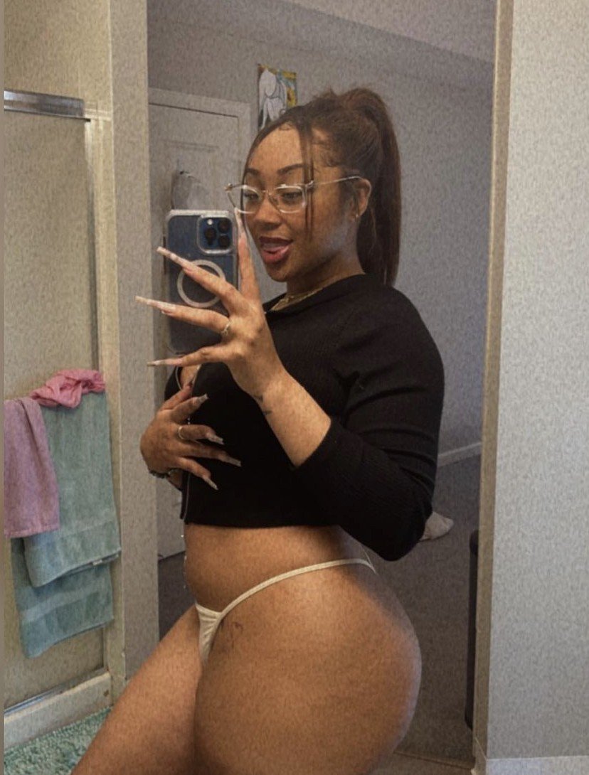 Album by Lisababe89 with the username @Lisababe89,  March 17, 2022 at 12:18 PM. The post is about the topic Ass and the text says 'I'm naughty and nasty who is down feel free to dm'