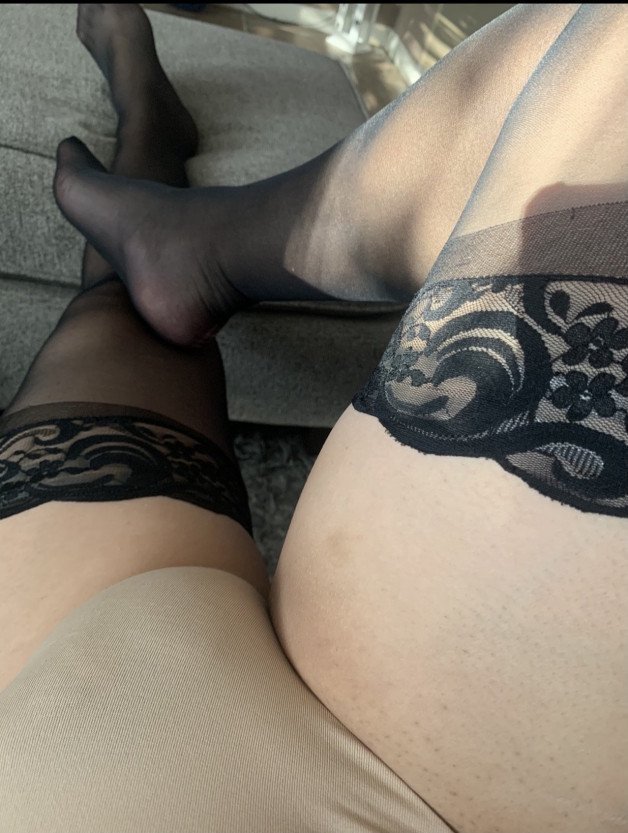Photo by SecrtclostCDSissy with the username @SecrtclostCDSissy, posted on May 7, 2022. The post is about the topic Crossdresser Pantyhose and the text says 'hi 😊'