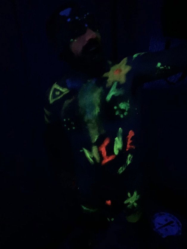 Photo by felixthedon913958 with the username @felixthedon913958,  March 27, 2022 at 10:47 PM. The post is about the topic Bodypainting and the text says '#bodypaint #bodypainting #me #neon #batman #cosplay'