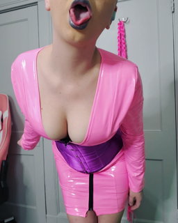 Photo by Rosabellaxoxo with the username @Rosabellaxoxo,  April 11, 2022 at 11:04 PM. The post is about the topic Amateur CamGirls and the text says 'going live on the Bate within the hour! lets have some fun! #cammodel #goinglivesoon #pinklatex #latexdress #corset'