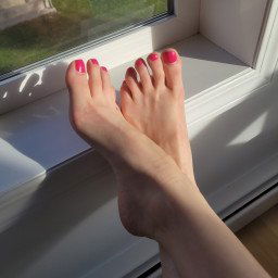 Shared Photo by LillyLaclare with the username @LillyLaclare, who is a star user,  May 2, 2022 at 5:44 AM. The post is about the topic Veiny feet