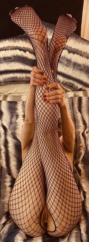 Photo by Redhot40 with the username @Redhot40, who is a verified user,  May 31, 2022 at 11:32 PM. The post is about the topic MILF and the text says 'Play time 😉💋'