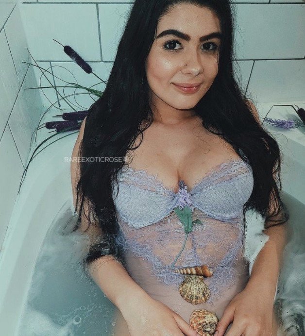 Photo by Rareexoticrose with the username @Rareexoticrose, who is a star user,  July 24, 2022 at 4:31 AM. The post is about the topic Elegant women and the text says 'bath cleavage'
