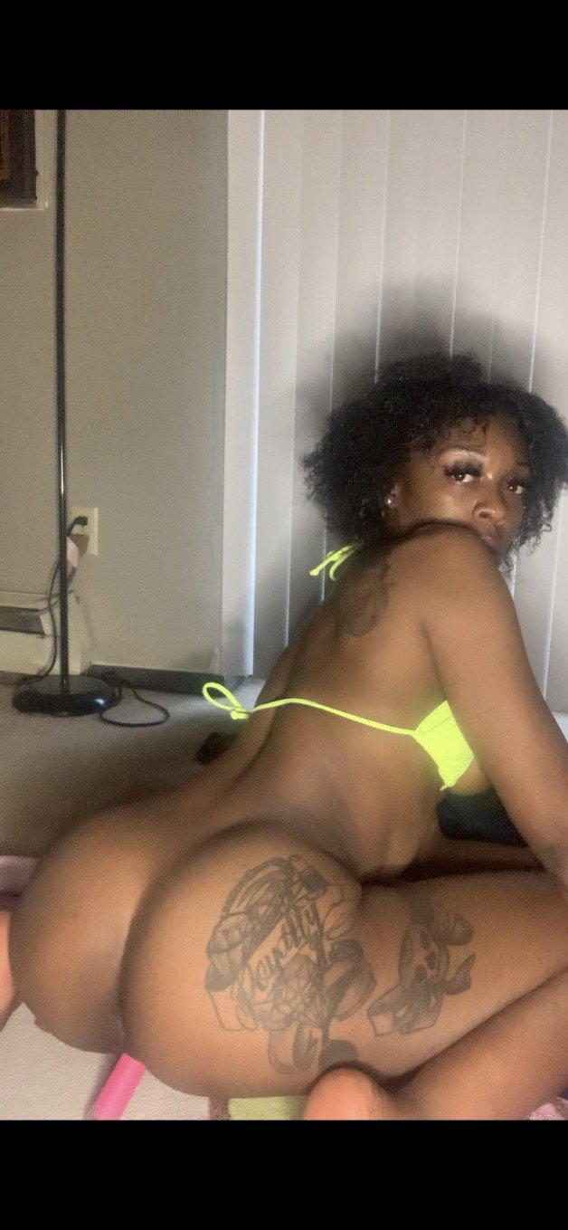 Photo by xxxchclateunicrn with the username @unicxrnpxrn, who is a verified user,  July 11, 2022 at 1:20 AM and the text says 'https://onlyfans.com/xxxchclateunicrn'