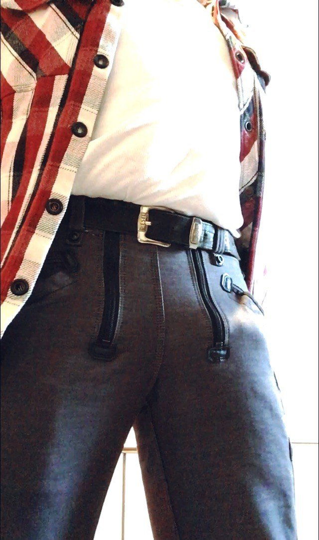 Photo by morton with the username @morton, who is a verified user,  June 1, 2022 at 8:23 AM. The post is about the topic Zunfthosen and the text says 'Anyone else here who loves the doublezipped german "Zunfthose" or "Zimmermannshose"? 
Originally heavy duty workpants for carpenters. For me a fetish object and very practicable when 'has to go fast'... Zip, zip, cock and balls out and hoooray!'