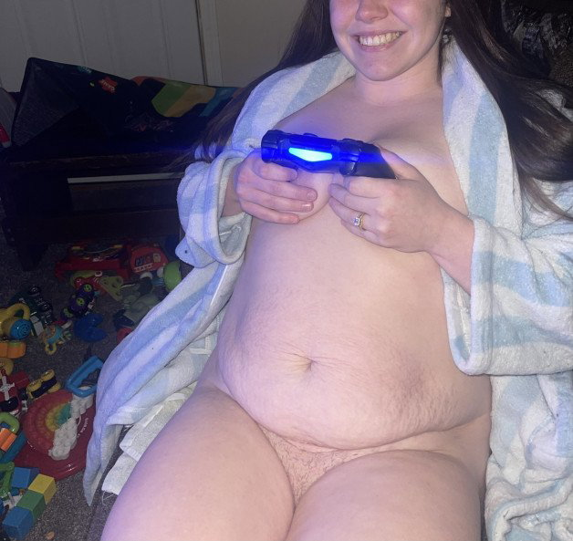 Photo by AgegapPrincess with the username @AgegapPrincess, who is a verified user,  February 26, 2023 at 3:55 AM and the text says 'https://onlyfans.com/agegapprincess
playing some fortnite who would like to join????
like comment follow and share 
follow me on instagram same user name'