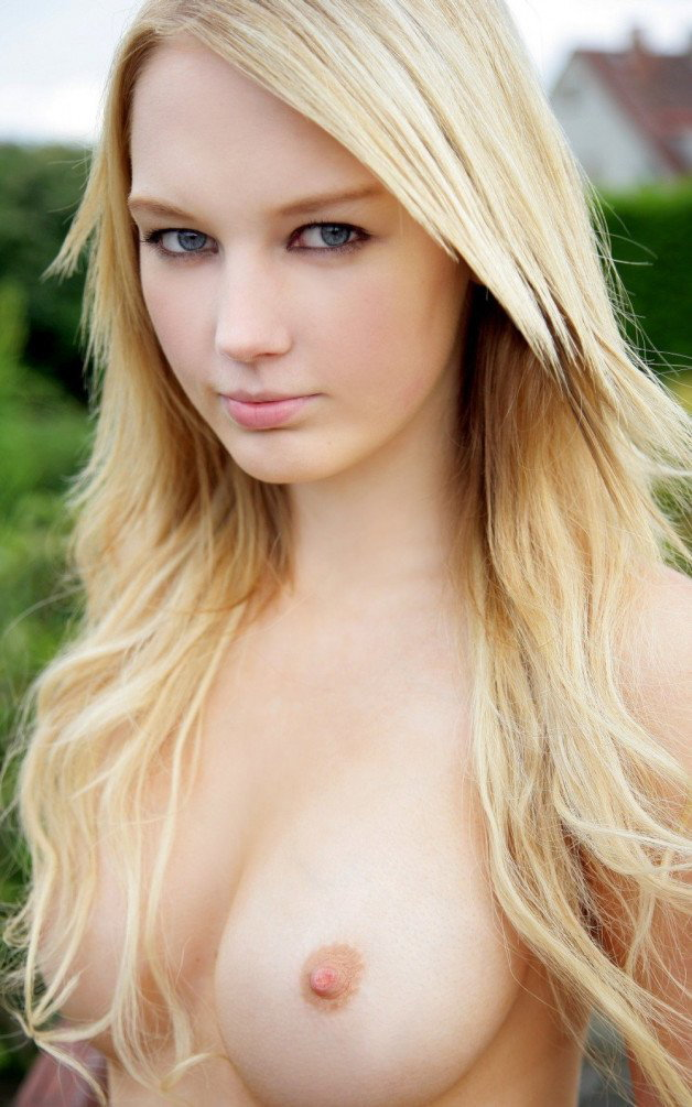 Photo by HotandHotterwomen with the username @HotandHotterwomen,  March 5, 2023 at 4:05 AM. The post is about the topic Blondes Are Beautiful