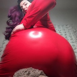 Photo by LENORE SINS ⸸ with the username @lenoresins, who is a star user,  May 12, 2024 at 5:21 PM. The post is about the topic Ass and the text says 'An apple a day 🍎😈'