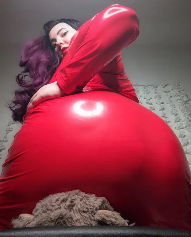 Photo by LENORE SINS ⸸ with the username @lenoresins, who is a star user,  May 12, 2024 at 5:21 PM. The post is about the topic Ass and the text says 'An apple a day 🍎😈'