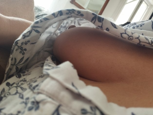 Photo by Sharmeliane with the username @Sharmeliane, who is a verified user,  June 17, 2023 at 4:31 PM. The post is about the topic Boobs, Only Boobs and the text says 'Un peu de repos dans mon kimono 😊'