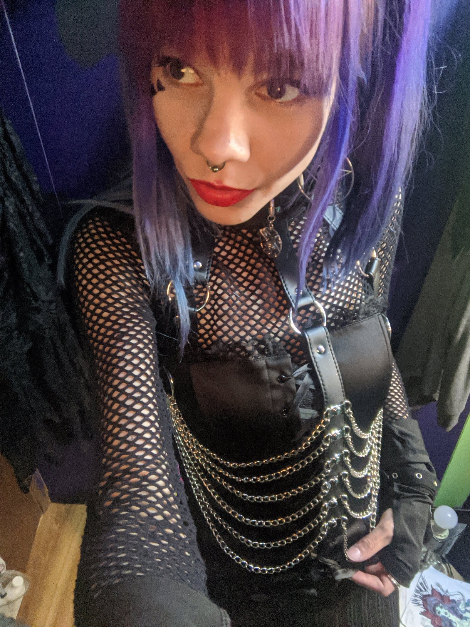 Photo by Fcuk Fiona with the username @fionacrimson, who is a star user,  September 11, 2022 at 9:04 AM and the text says '#cumhere and #sharesome love for me :3 #shorthair #gothchick #alt #hellosharesome'