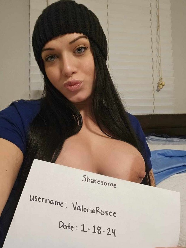 Photo by Valerie Rosee with the username @ValerieRosee, who is a star user,  January 18, 2024 at 11:00 PM and the text says 'Just to verify that I'm real ❤️ 
https://linktr.ee/valerierosee69'