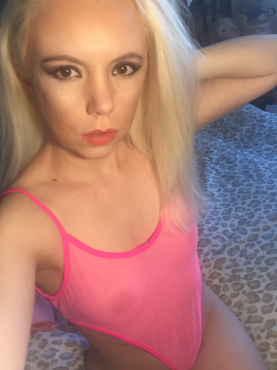 Album by Sophia Sinclaire with the username @sophiasinclairex, who is a star user,  October 23, 2022 at 12:20 AM and the text says 'Tuck me in after an awesome day of college football, or we can stay up for PAC-12 after dark! 😈😂 Live now! - http://sophiasinclairex.cammodels.com'