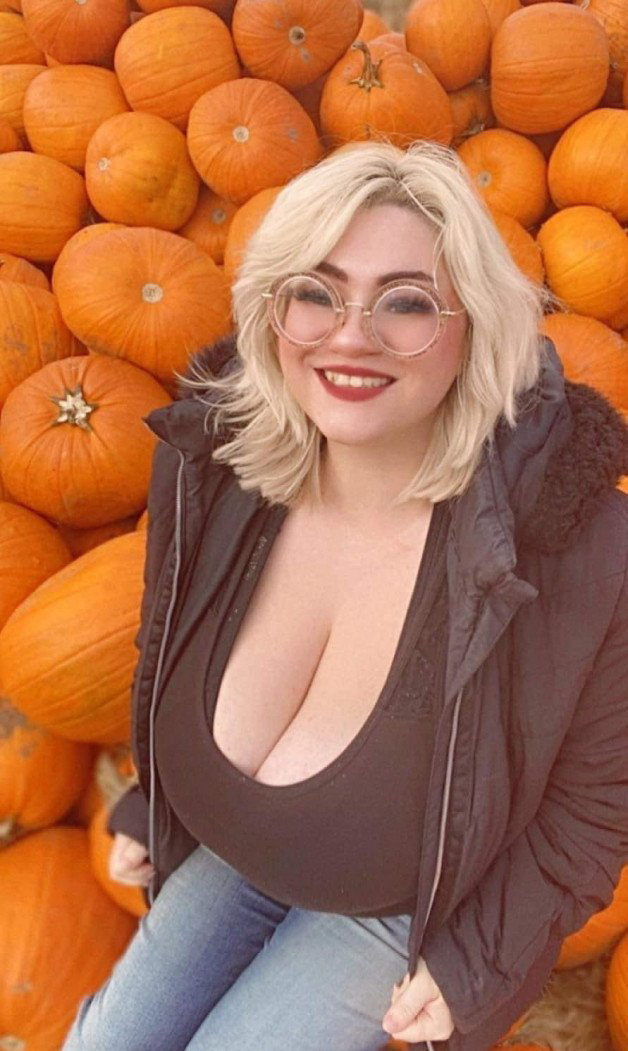 Photo by bunniegloomxx with the username @bunniegloomxx, who is a star user,  October 26, 2023 at 12:48 AM and the text says 'pumpkin patch!'